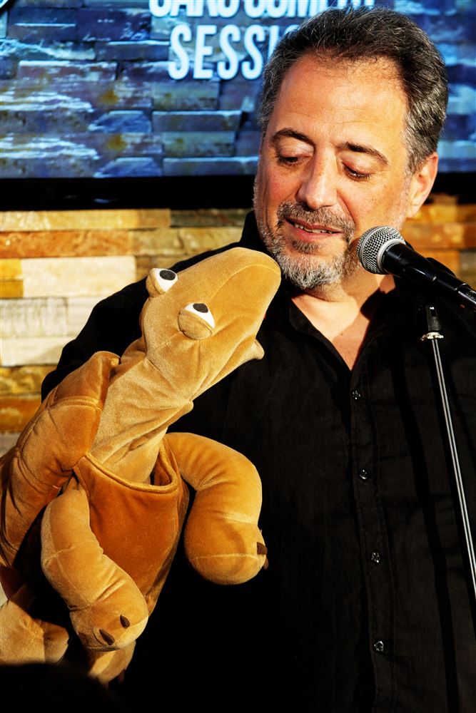 João Seabra ao microfone com um boneco