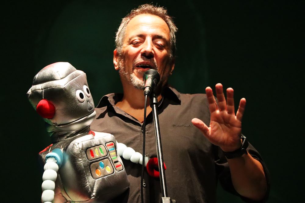 João Seabra em palco com um boneco robô