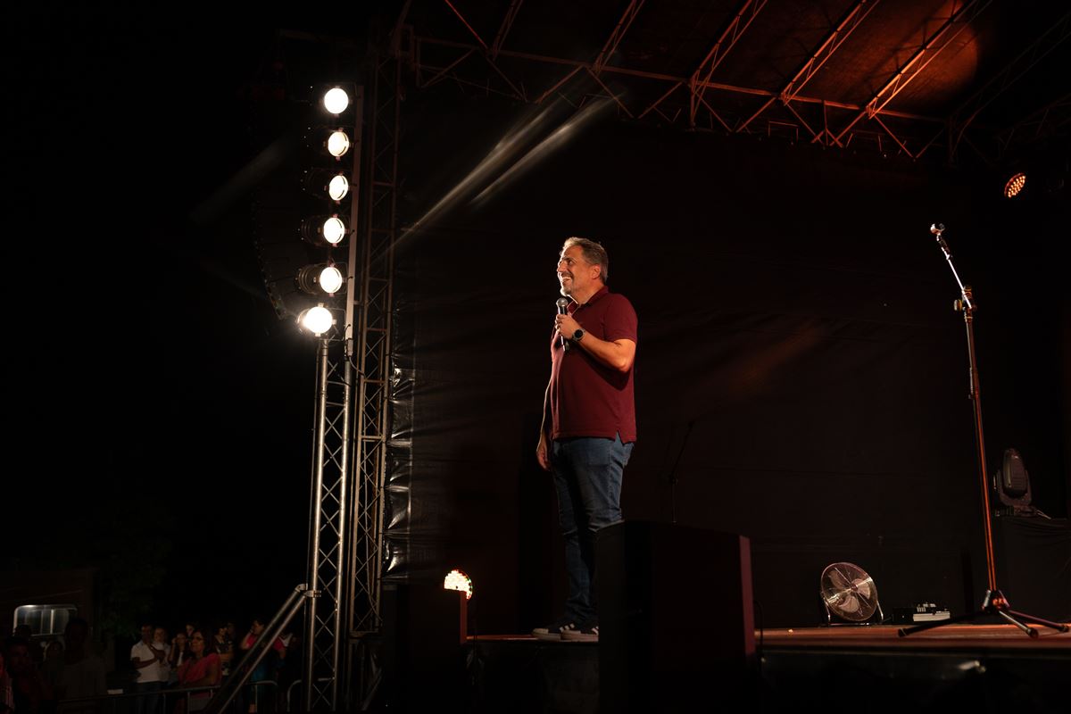 João Seabra em palco ao ar livre, com luzes de concerto