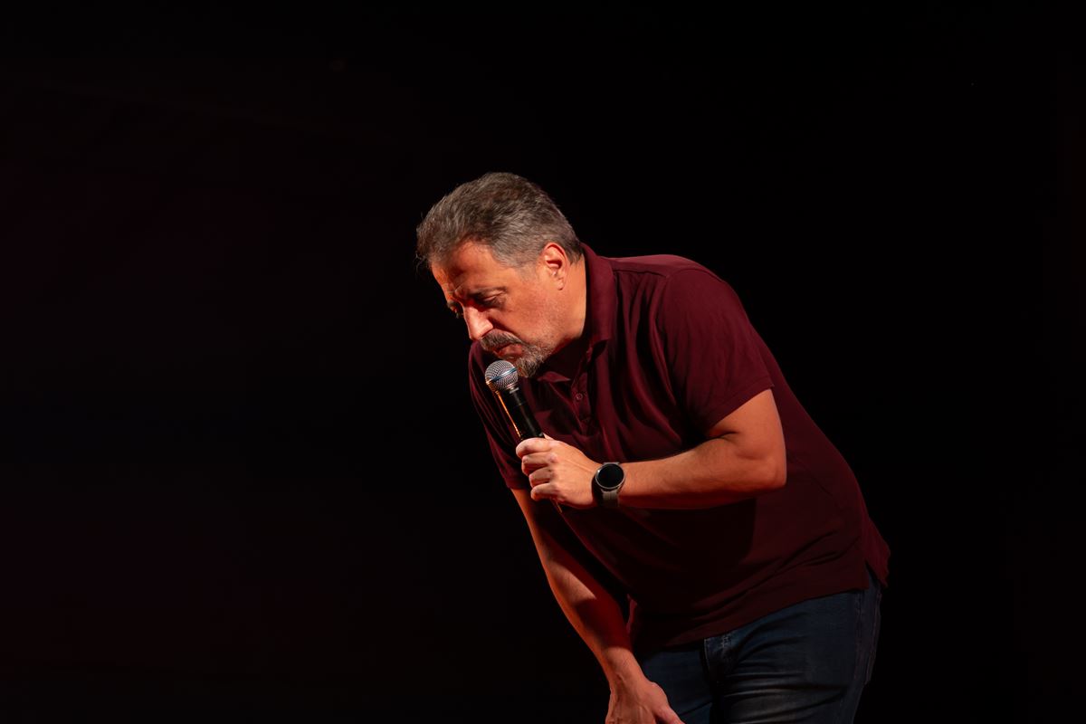 João Seabra a contar uma história ao microfone