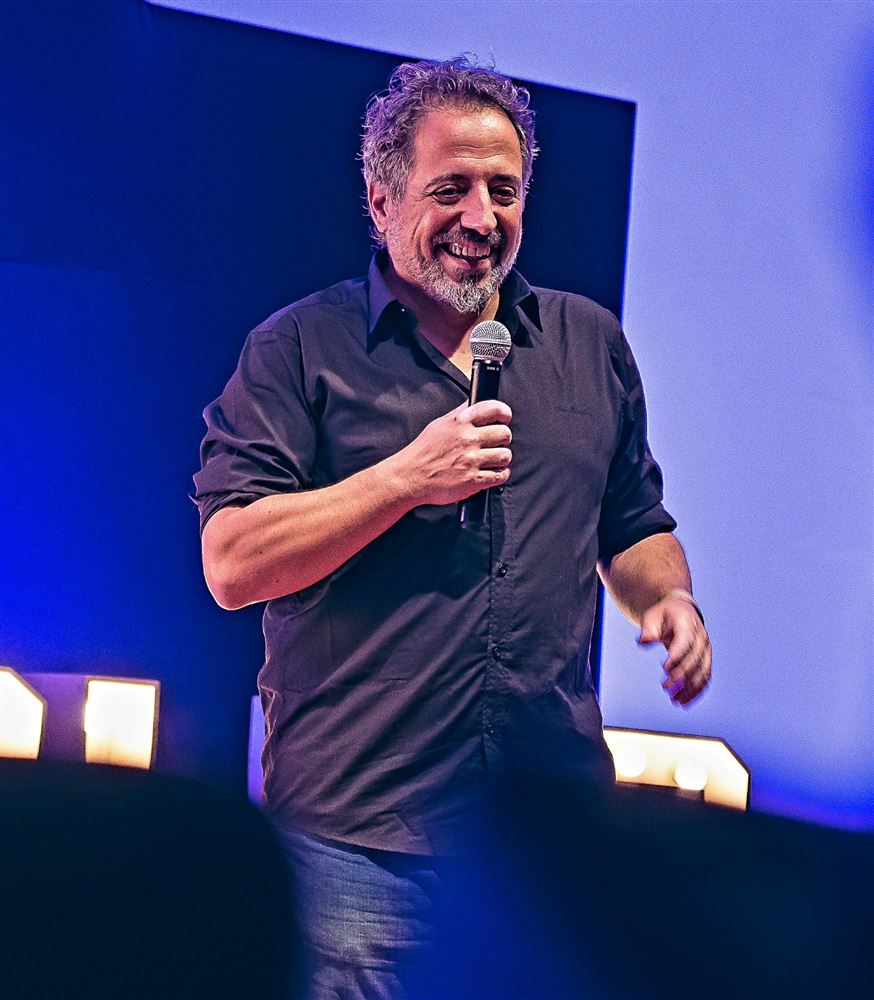 João Seabra a atuar com luz azul