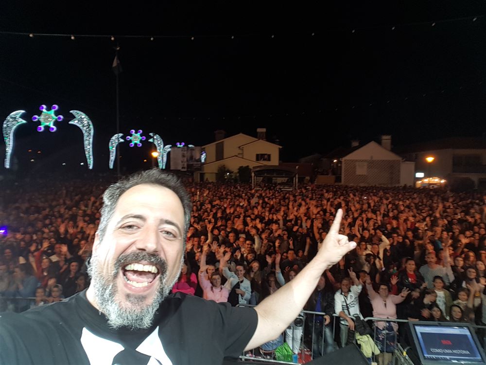 João Seabra tira uma selfie com milhares de pessoas na plateia